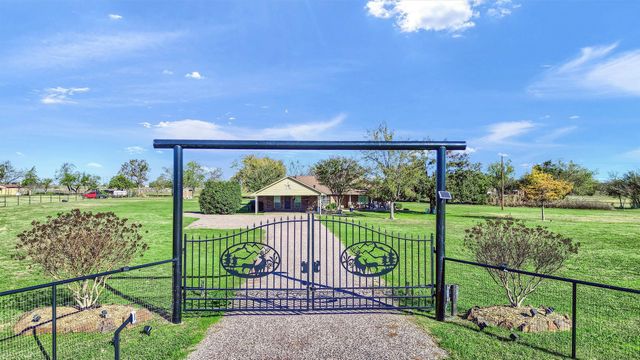 239 W Line Road, Whitesboro, TX 76273