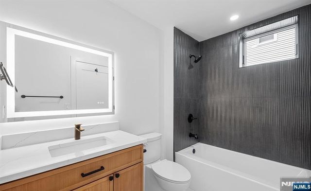 853 Pleasantview Terrace 1, Ridgefield, NJ 07657