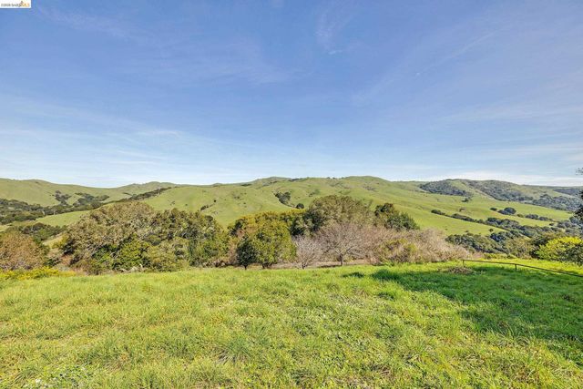 407 Vista Heights Rd, El Cerrito, CA 94530