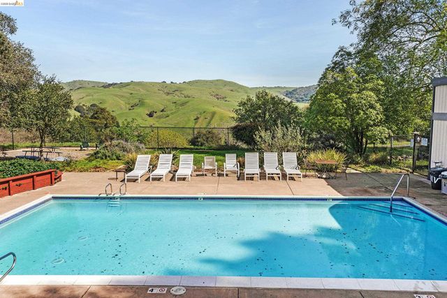 407 Vista Heights Rd, El Cerrito, CA 94530