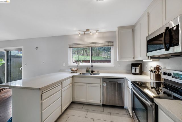 407 Vista Heights Rd, El Cerrito, CA 94530