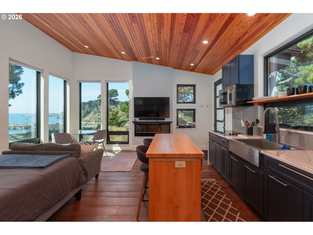 409 Jackson Street, Port Orford, OR 97465