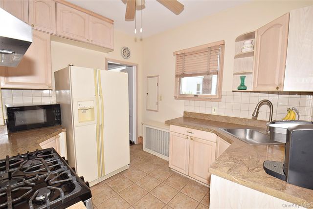 88 East Street, Hicksville, NY 11801