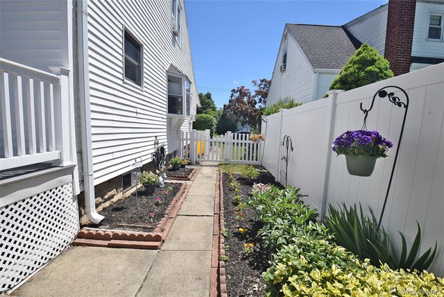88 East Street, Hicksville, NY 11801