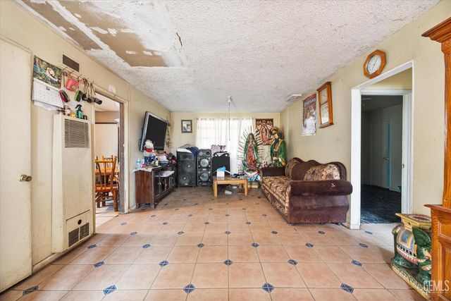 935 Sylvia Drive, Bakersfield, CA 93304