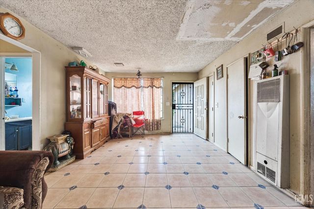 935 Sylvia Drive, Bakersfield, CA 93304