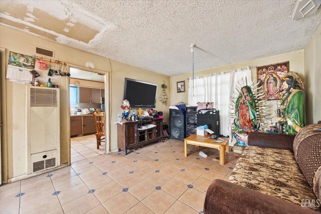 935 Sylvia Drive, Bakersfield, CA 93304