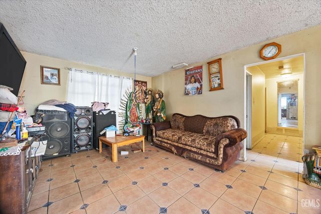 935 Sylvia Drive, Bakersfield, CA 93304