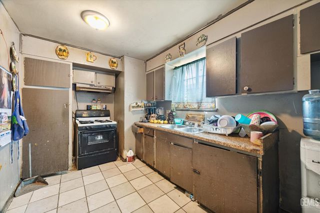 935 Sylvia Drive, Bakersfield, CA 93304