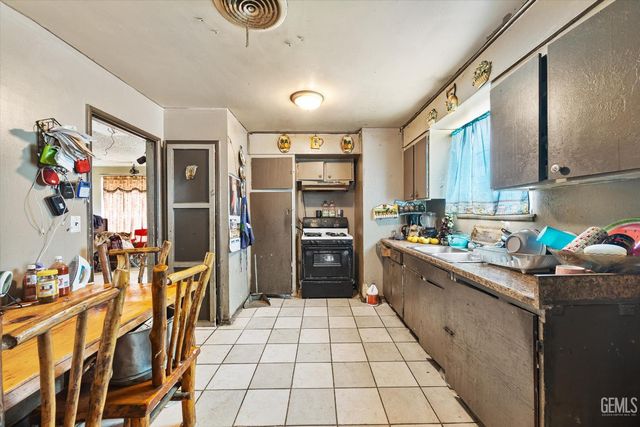 935 Sylvia Drive, Bakersfield, CA 93304