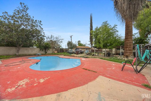 935 Sylvia Drive, Bakersfield, CA 93304