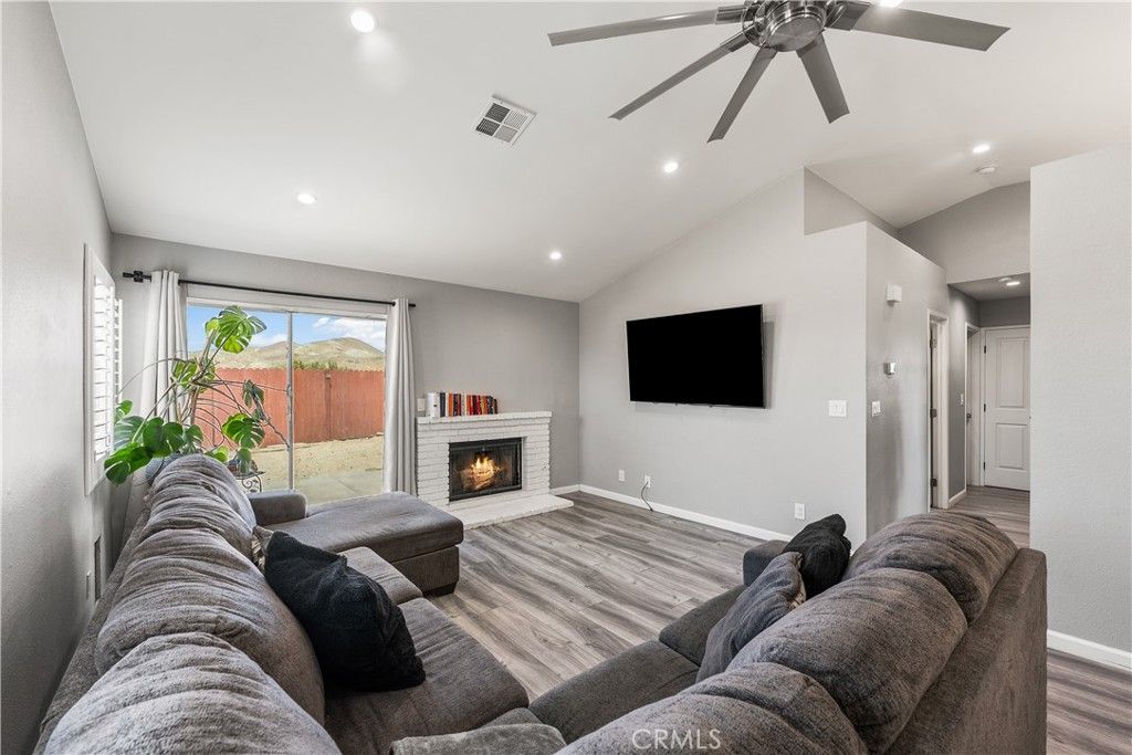 Image 11 of property listing at 3633 Capri Court, Rosamond, CA 93560