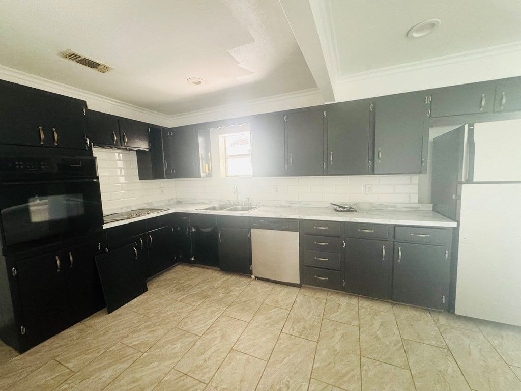 Image 4 of property listing at 3210 Lake Drive, San Angelo, TX 76903