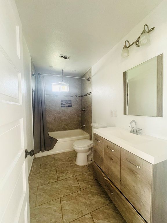 Image 5 of property listing at 3210 Lake Drive, San Angelo, TX 76903