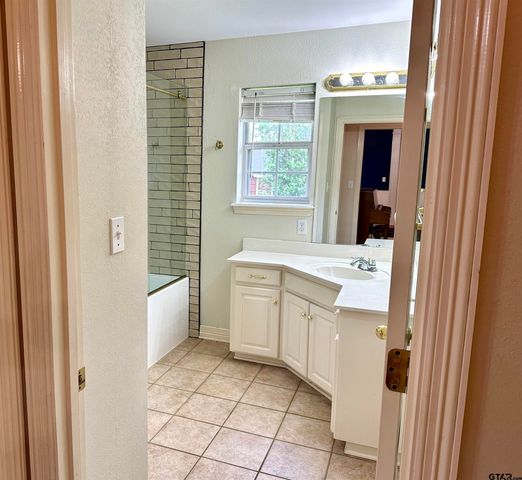 807 Brownwood Circle, Lindale, TX 75771
