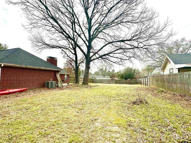 807 Brownwood Circle, Lindale, TX 75771