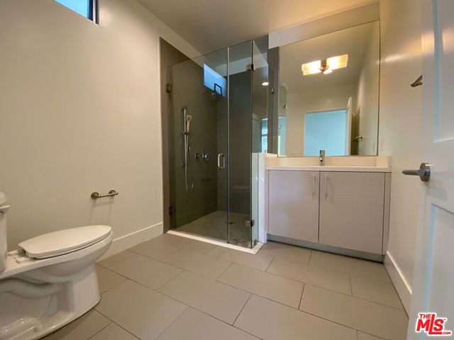 1232 N KINGS Road 202, West Hollywood, CA 90069