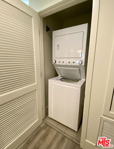 1232 N KINGS Road 202, West Hollywood, CA 90069
