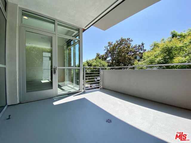 1232 N KINGS Road 202, West Hollywood, CA 90069
