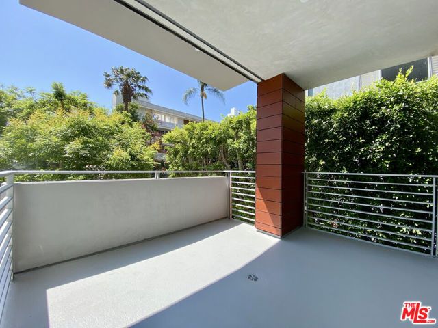 1232 N KINGS Road 202, West Hollywood, CA 90069