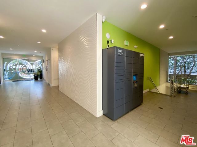 1232 N KINGS Road 202, West Hollywood, CA 90069