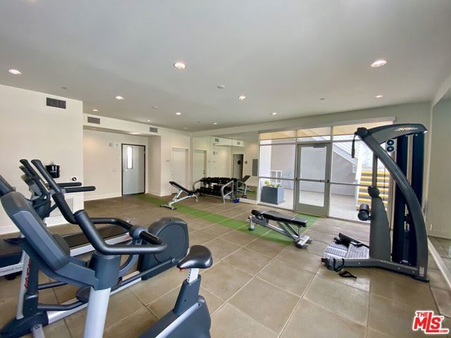 1232 N KINGS Road 202, West Hollywood, CA 90069