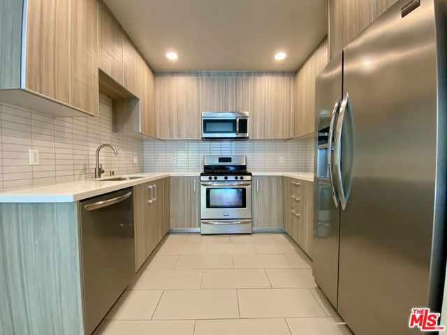 1232 N KINGS Road 202, West Hollywood, CA 90069
