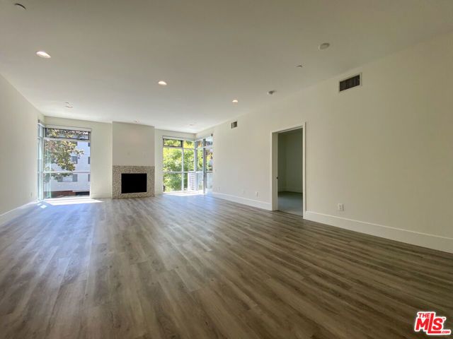 1232 N KINGS Road 202, West Hollywood, CA 90069