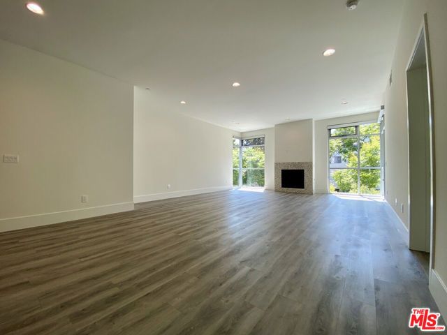 1232 N KINGS Road 202, West Hollywood, CA 90069