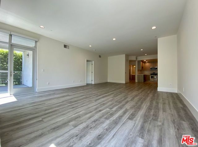 1232 N KINGS Road 202, West Hollywood, CA 90069