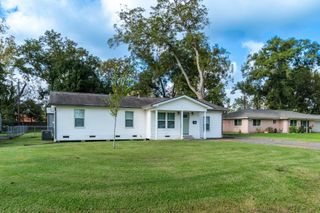 609 Pine Street, Sweeny, TX 77480