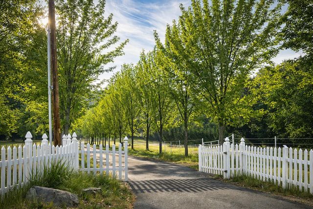 925 Galls Creek Road, Gold Hill, OR 97525