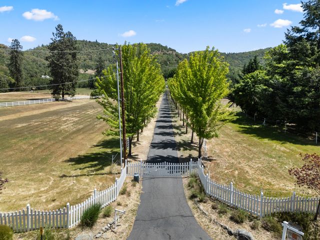 925 Galls Creek Road, Gold Hill, OR 97525