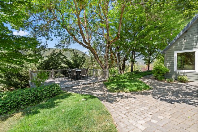 925 Galls Creek Road, Gold Hill, OR 97525