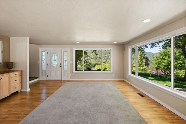 925 Galls Creek Road, Gold Hill, OR 97525