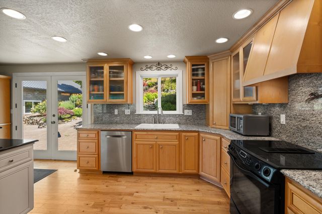 925 Galls Creek Road, Gold Hill, OR 97525