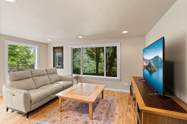 925 Galls Creek Road, Gold Hill, OR 97525