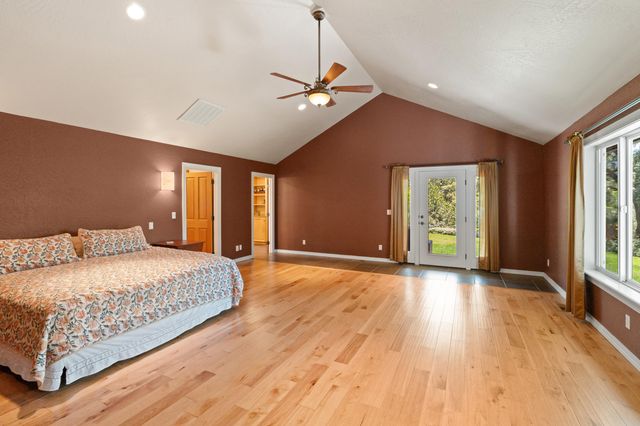 925 Galls Creek Road, Gold Hill, OR 97525