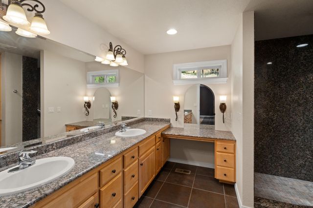 925 Galls Creek Road, Gold Hill, OR 97525