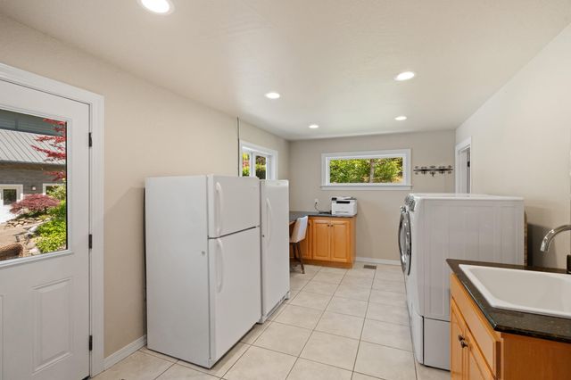 925 Galls Creek Road, Gold Hill, OR 97525