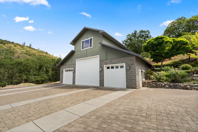 925 Galls Creek Road, Gold Hill, OR 97525