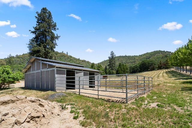 925 Galls Creek Road, Gold Hill, OR 97525