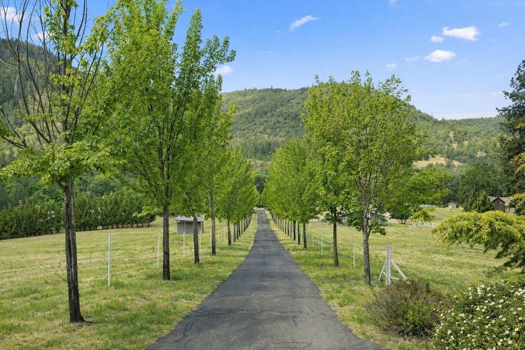 925 Galls Creek Road, Gold Hill, OR 97525