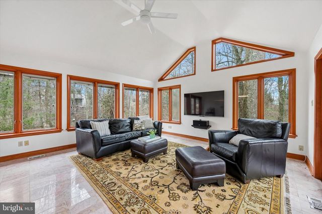 2 LAKE AVE, Media, PA 19063