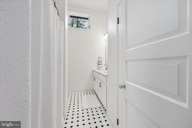 2 LAKE AVE, Media, PA 19063