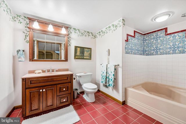 2 LAKE AVE, Media, PA 19063