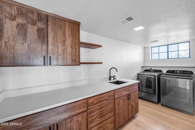 6332 W SHANGRI LA Road, Glendale, AZ 85304