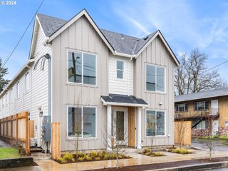 5542 Se Center St 2, Portland, OR 97206