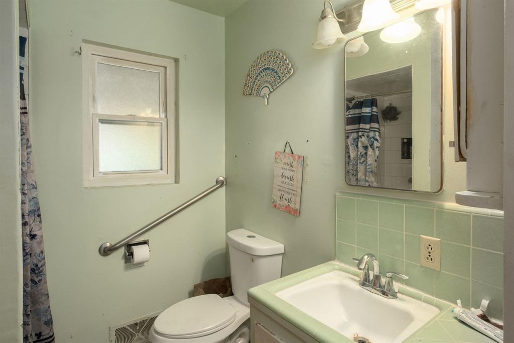 Image 9 of property listing at 10166 S Highland Avenue, Selma, CA 93662