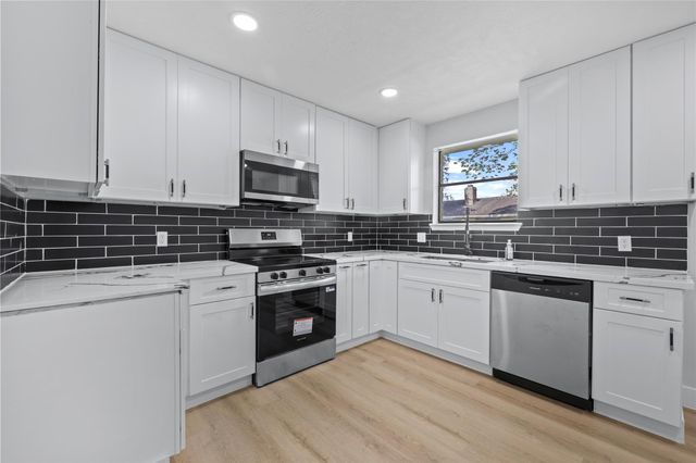 10415 Towne Oak Lane, Sugar Land, TX 77498